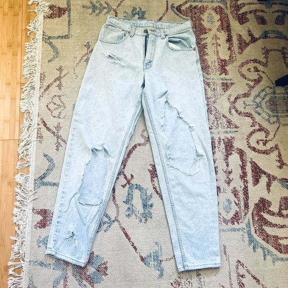 Levi Distressed Mom Light Wash High Waist Jeans Size 31 - Picture 1 of 10